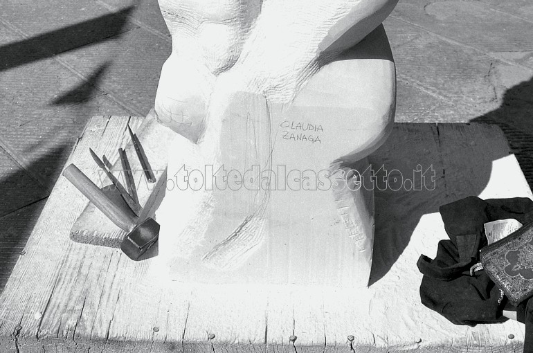 AVENZA DI CARRARA - Attrezzi e tavolo da lavoro dell'artista Claudia Zanaga durante il simposio di scultura "Tracce sulla Francigena"
