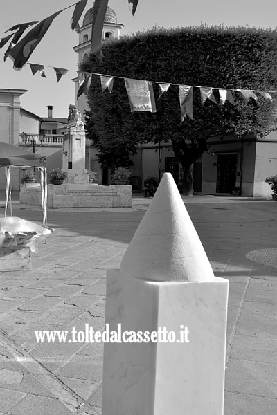 AVENZA DI CARRARA - Opera dell'artista rumeno Radu Galli realizzata durante il simposio di scultura "Tracce sulla Francigena"