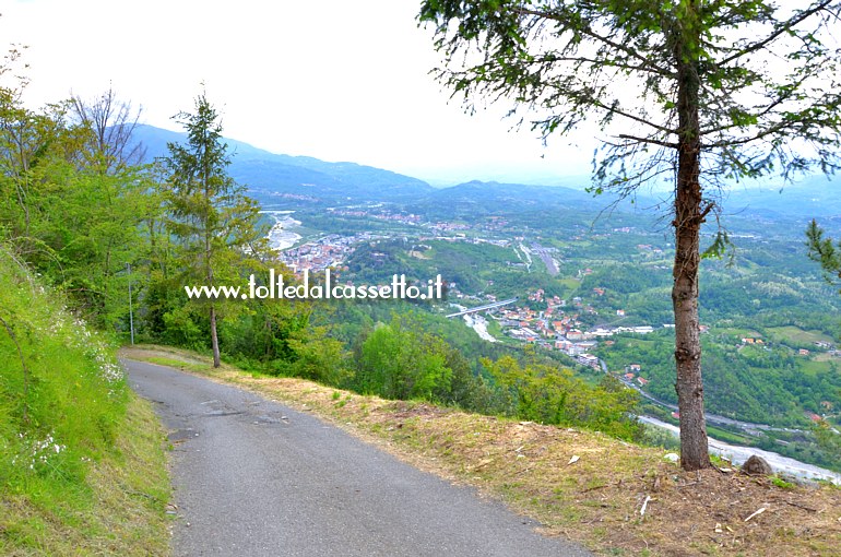 BIBOLA - Panorama sul fondovalle lato Aulla. In questo punto la strada che conduce al borgo ha una pendenza superiore al 20%