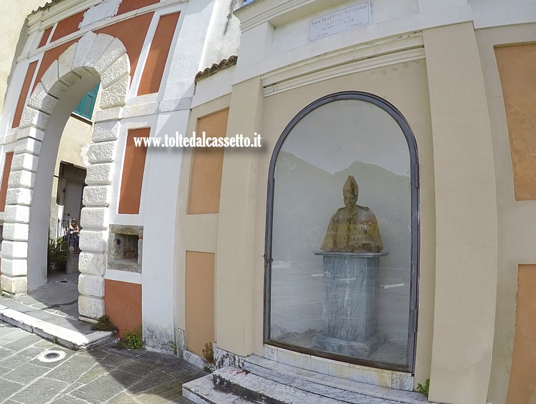 BORGO DEL PONTE di MASSA - Busto a San Martino vescovo a fianco della omonima porta medievale