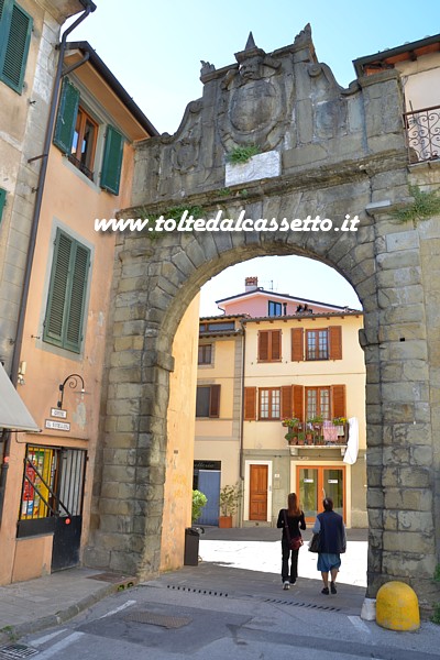 CAMAIORE - L'Arco di Trionfo, eretto nel 1574 dalla Repubblica di Lucca per la fedelt dimostrata dai militi camaioresi che collaborarono nel sedare la rivolta degli Straccioni (Lucca - 1532)