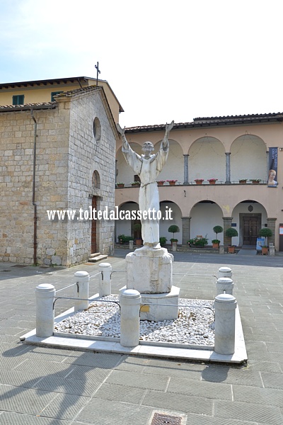 CAMAIORE - Monumento in Piazza Armando Diaz, eretto per ricordare le vittime del bombardamento del 22 luglio 1944. Sullo sfondo la Chiesa di San Michele Arcangelo e il Museo di Arte Sacra