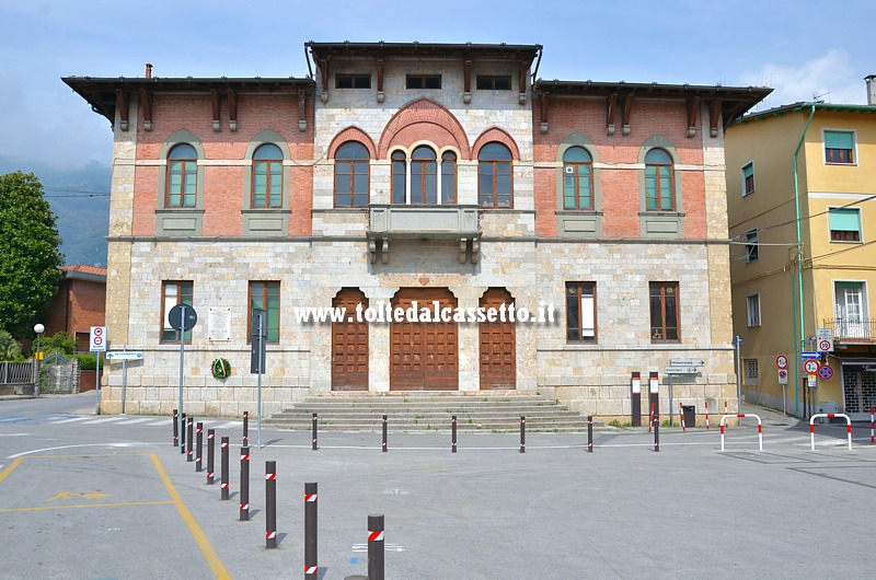 CAMAIORE - Palazzo Littorio (XX sec.) ex Casa del Fascio. Negli anni Settanta  diventato sede di un istituto scolastico