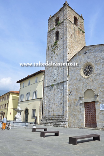 CAMAIORE - La maestosa Torre Civica (XIII-XIV sec.) si staglia tra la Chiesa di Santa Maria Assunta (XIV sec.) e il Palazzo del Vicario (ex Palazzo Pretorio,  XIII-XVIII sec.)