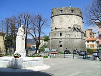 CARRARA AVENZA - Il torrione circolare della fortezza (unici resti dell'antico maniero) e il monumento a Giuseppe Mazzini