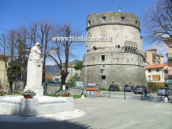 CARRARA AVENZA - Monumento a Giuseppe Mazzini e l'unico torrione rimasto dei tre che un tempo facevano parte della Fortezza