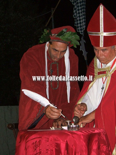 CASTELNUOVO MAGRA (Pace di Dante) - L'attore che impersonifica il sommo poeta nel momento in cui sigla lo storico accordo che sancisce la pace tra il Vescovo Conte di Luni e la casata dei Malaspina