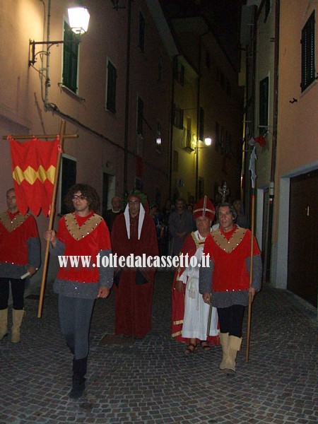 CASTELNUOVO MAGRA - La sfilata lungo le vie del centro storico durante la rievocazione della "Pace di Dante"