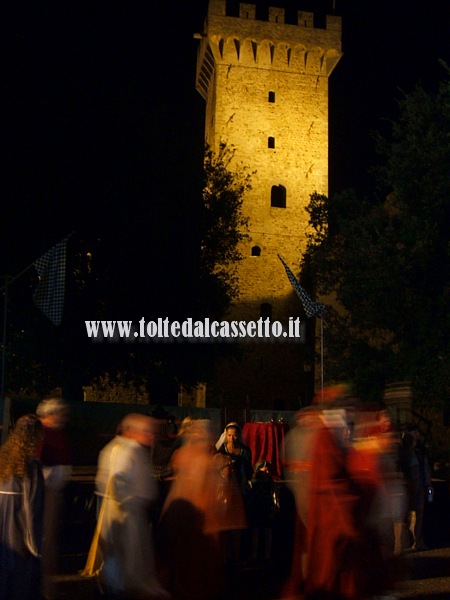 CASTELNUOVO MAGRA (Pace di Dante) - I figuranti in costume storico sfilano sotto la torre del castello