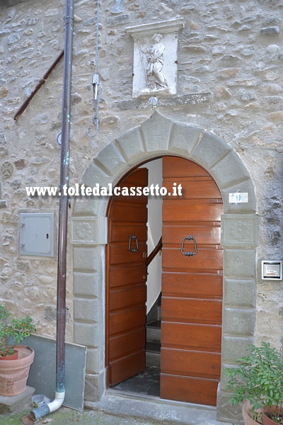 FILATTIERA - Facciata restaurata di quello che ai tempi era l'Ospitale di San Giacomo di Altopascio. La croce "templare" e la maest posta sopra il portale indicano che ci si trova sul tracciato italiano per Santiago de Compostela