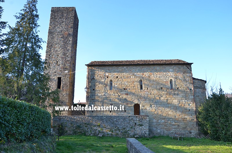 FILATTIERA - La torre campanaria e la Chiesa di San Giorgio, edificio in stile romanico a navata absidata, eretto tra il XI e XII secolo sul colle dietro il Borgovecchio