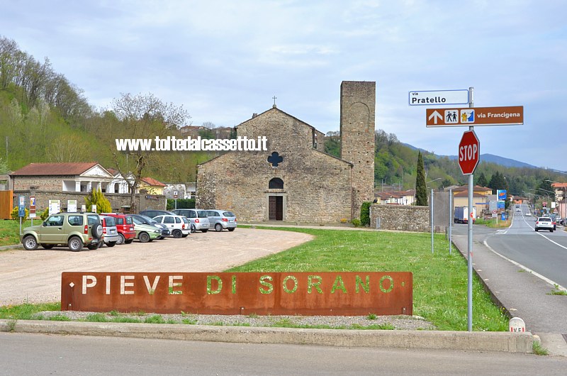 FILATTIERA - Tabellone indicante la Pieve di Santo Stefano di Sorano e cartello segnaletico lungo il cammino della Via Francigena