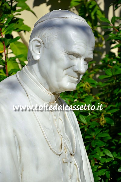 FORTE DEI MARMI - La statua di Papa Wojtyla collocata nel giardino della Chiesa di Sant'Ermete