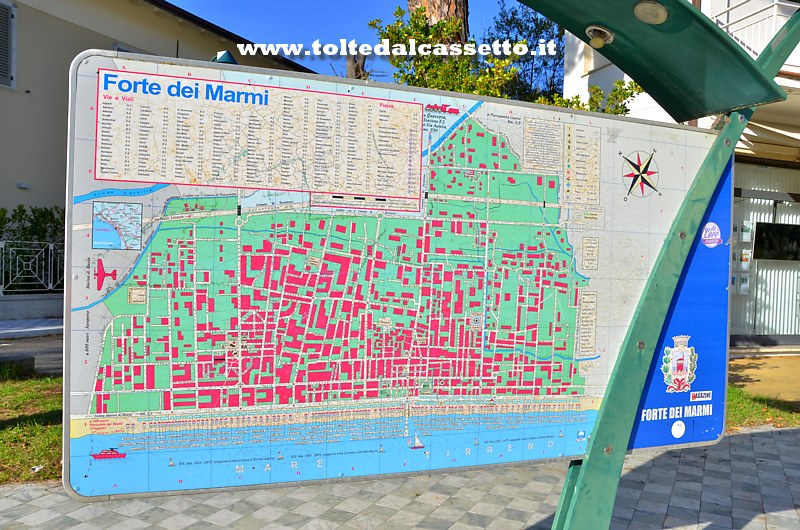 FORTE DEI MARMI - Segnaletica turistica comunale che mostra la mappa della citt