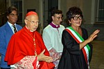 SANTO STEFANO DI MAGRA (250 anni dalla dedicazione della Pieve) - Il Cardinale Angelo Bagnasco e la Sindaca Paola Sisti salutano i fedeli in Piazza della Pace