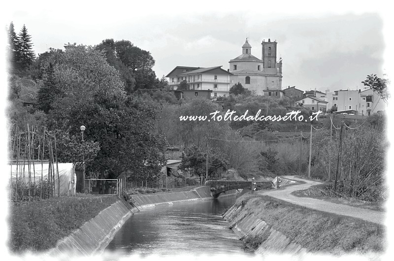 VIA FRANCIGENA - La pista ciclabile sul Canale Lunense sotto il poggio di S.Stefano Magra