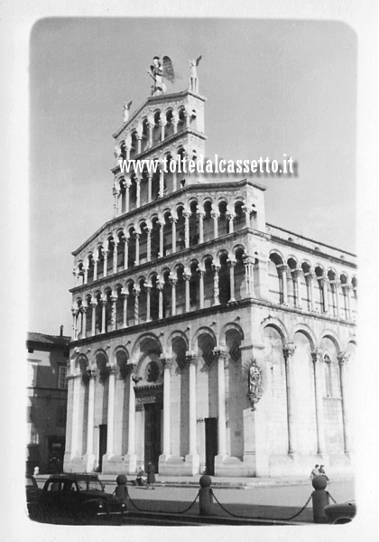 LUCCA (foto d'epoca) - La stupenda facciata della chiesa di San Michele in Foro sulla cui sommit  posta una statua dell'arcangelo Michele intento a trafiggere una drago con una lancia