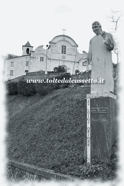 ORTONOVO di LUNI - Statua di Don Luigi Orione collocata lungo la strada che porta al Santuario di Nostra Signora del Mirteto che è visibile sullo sfondo