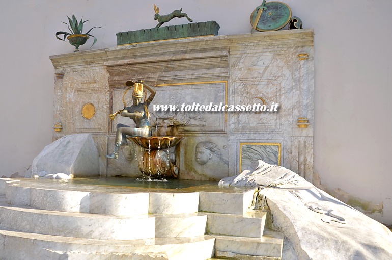 MASSA (Largo senatore Alberto Del Nero) - La fontana "Trionfo di Afrodite", opera di Vito Tongiani, collocata in quella che un tempo era la Piazza del Mercato