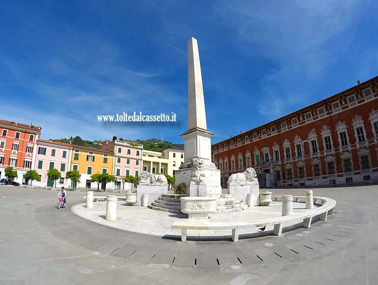 MASSA - Obelisco e fontana di Piazza Aranci