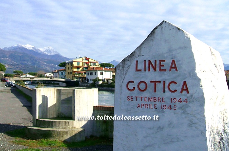 CINQUALE di MONTIGNOSO - Un cippo marmoreo segnala che durante la Seconda Guerra Mondiale in quel punto passava la Linea Gotica (settembre 1944 - aprile 1945)