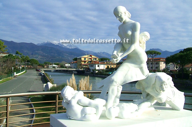 CINQUALE di MONTIGNOSO - Il monumento eretto in ricordo delle sofferenze patite dalla popolazione locale e dai partigiani lungo la Linea Gotica durante la Seconda Guerra Mondiale