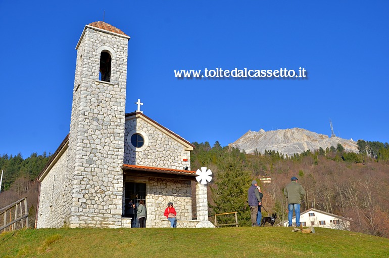 MONTIGNOSO - La chiesetta del Pasquilio dedicata alla Madonna "Regina della Pace"