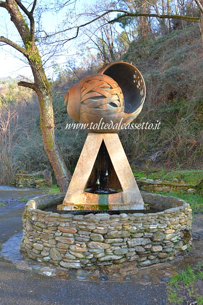 MONTIGNOSO - La fontana "Regina delle Chiocciole", opera di Giuseppe Bartolozzi collocata l'inizio della "Via dell'Arte", che termina a Pietrasanta ed  anche un percorso della Via Francigena