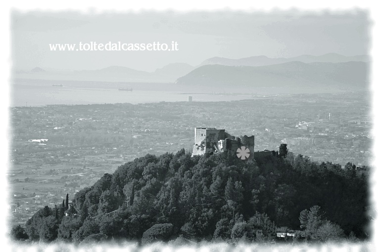 MONTIGNOSO - Il Castello Aghinolfi fu costruito per dominare tutta la costa tirrenica e controllare l'accesso al nord. Secondo alcuni studiosi era gi esistente al tempo dei Liguri-Apuani