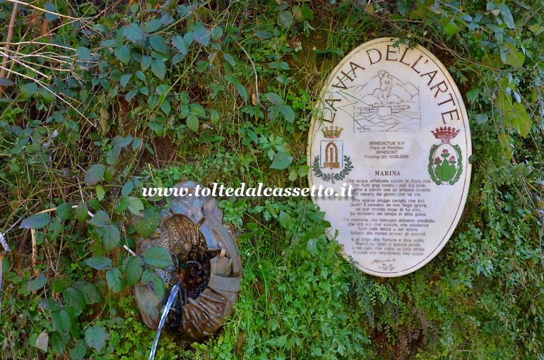 MONTIGNOSO - Lungo la strada che porta al Castello Aghinolfi una targa segnala che si sta percorrendo quella che  stata ribattezzata "La Via Dell'Arte"