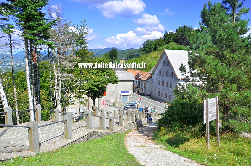 PASSO DELLA CISA - Il versante parmense visto dalla salitella che porta al Santuario di Nostra Signora della Guardia