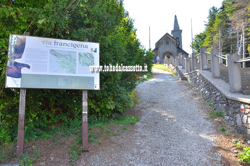 PASSO DELLA CISA - Cartello turistico della Via Francigena lungo la salitella che porta al Santuario di Nostra Signora della Guardia