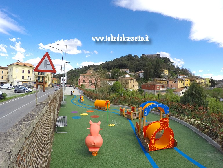AULLA - Area del parco giochi per bambini posizionato lungo la pista ciclopedonale