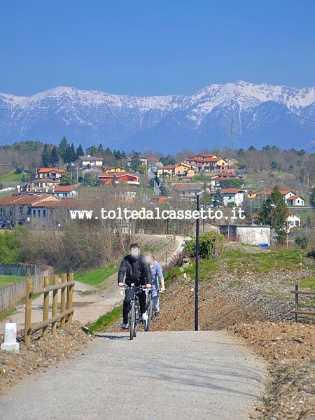 AULLA - Ciclisti al culmine di una rampa della pista ciclopedonale allestita sul vecchio tracciato della Ferrovia Pontremolese