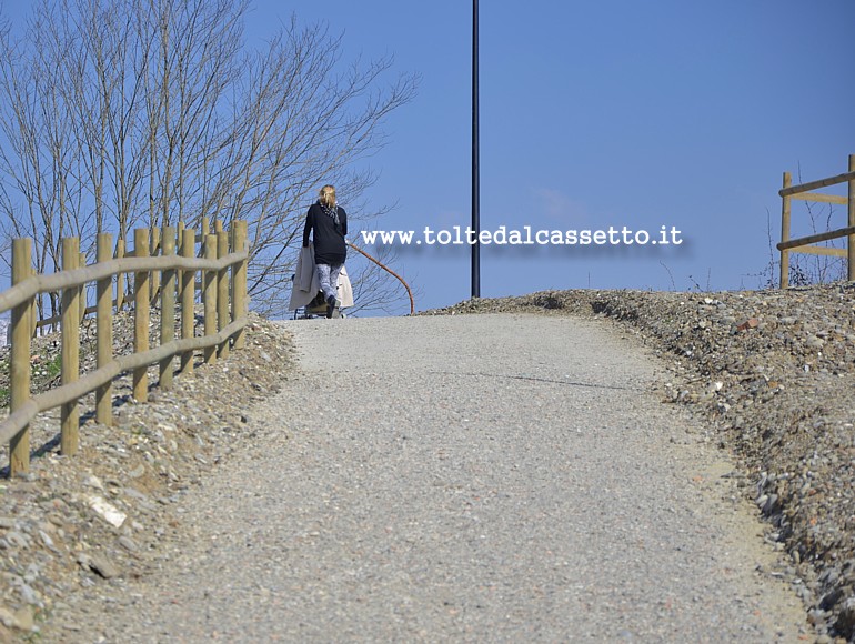 AULLA - Mamma con passeggino lungo una salita della pista ciclopedonale allestita sul vecchio tracciato della Ferrovia Pontremolese