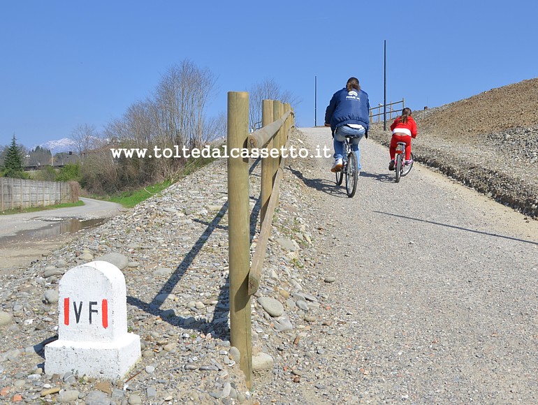 AULLA - Persone in bicicletta sulla pista ciclopedonale che scorre lungo il vecchio tracciato della Ferrovia Pontremolese