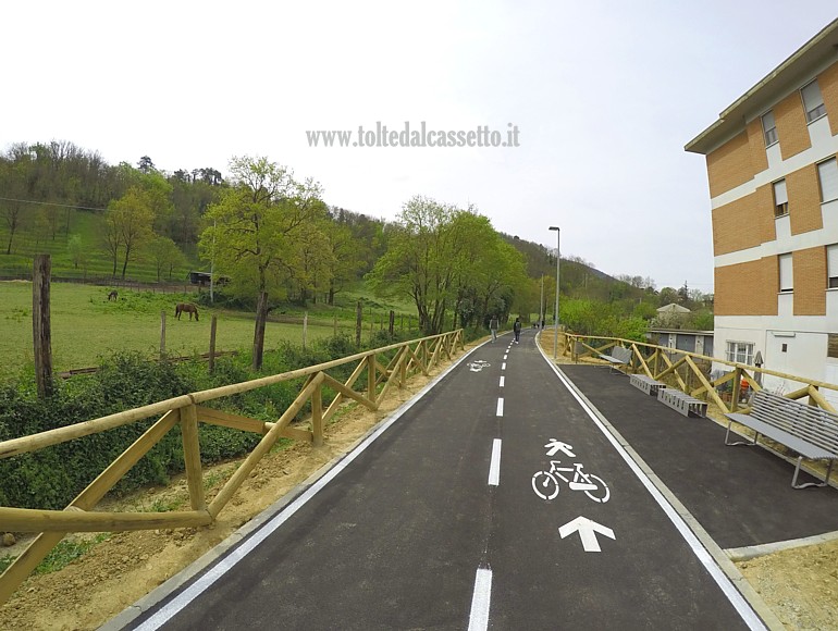 AULLA - Tratto della pista ciclopedonale all'altezza del Quartiere Matteotti (vista nord/sud)