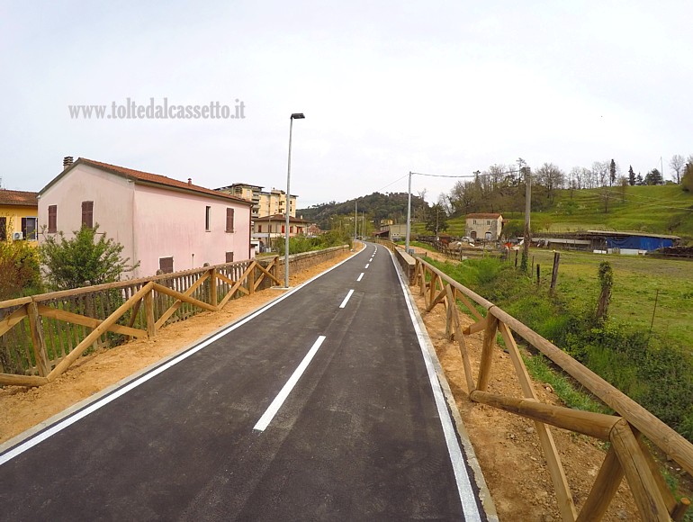 AULLA - Tratto della pista ciclopedonale all'altezza del Quartiere Matteotti (vista sud/nord)