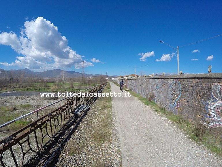 AULLA - La pista ciclopedonale nel tratto lungo il ponte sul torrente Taverone