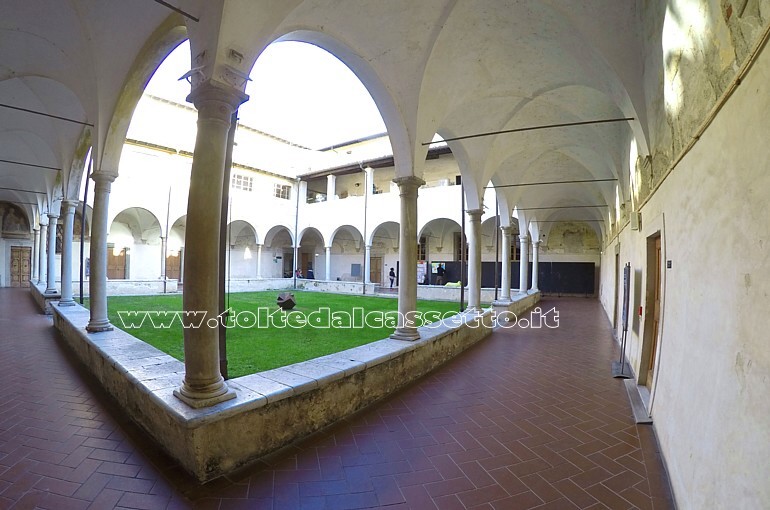 PIETRASANTA - Chiostro del Convento di Sant'Agostino