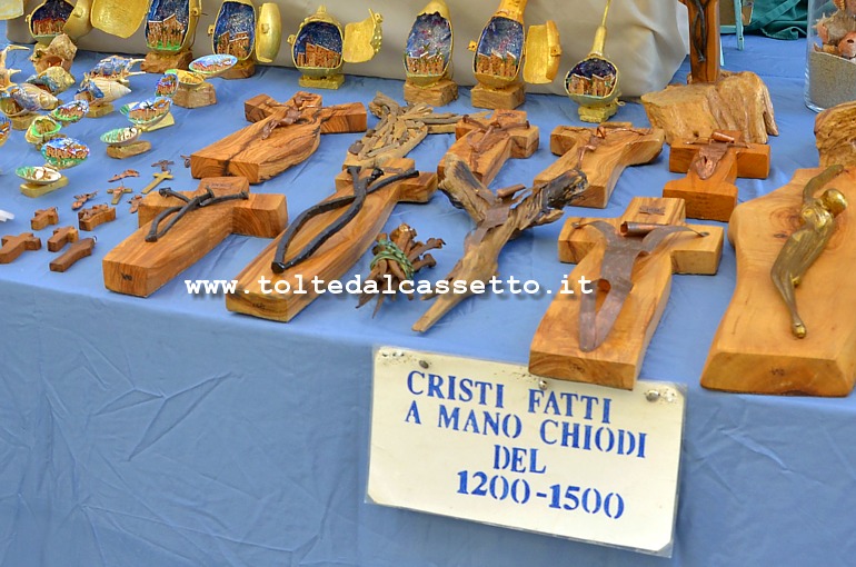 PIETRASANTA - Sulla bancarella di un artigiano sono in esposizione dei Cristi fatti a mano utilizzando chiodi del 1200 / 1500