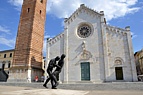 PIETRASANTA - Facciata del Duomo con scultura monumentale PIETRASANTA - Facciata del Duomo con scultura monumentale