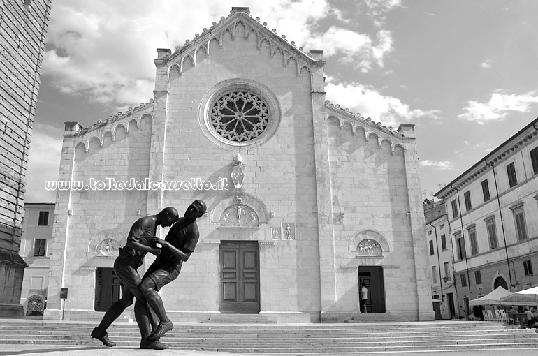 PIETRASANTA - Facciata del Duomo con scultura monumentale