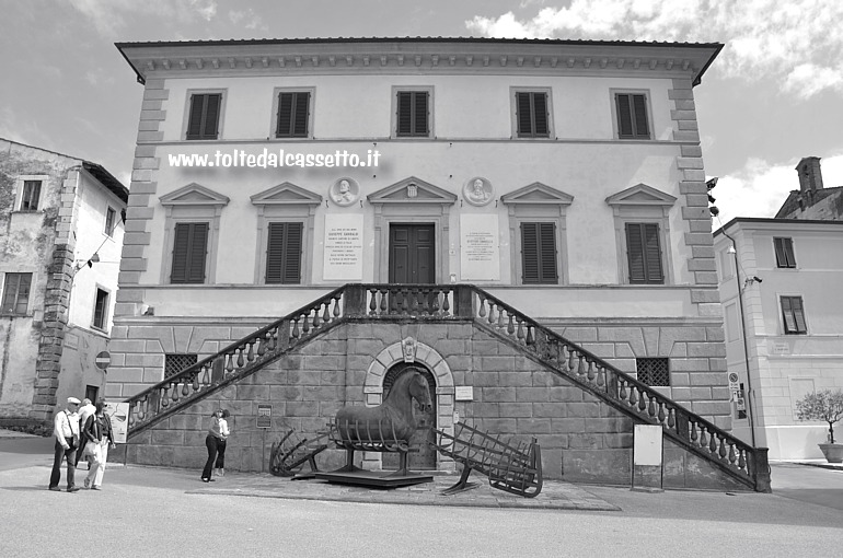 PIETRASANTA - Facciata di Palazzo Moroni