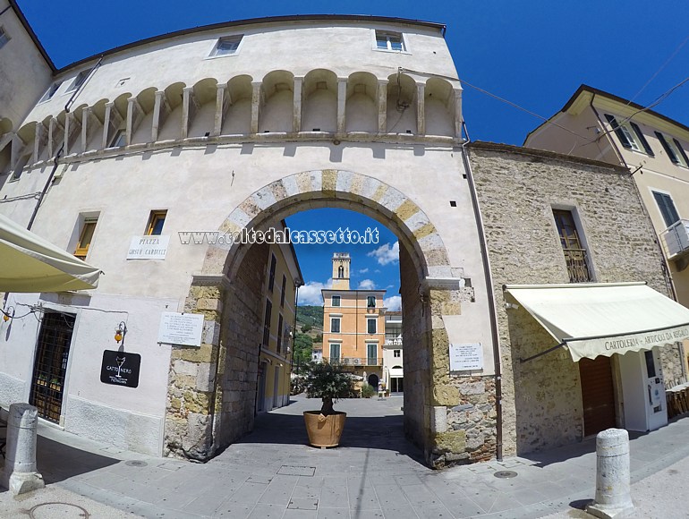 PIETRASANTA - La Porta Pisana vista da Piazza Carducci