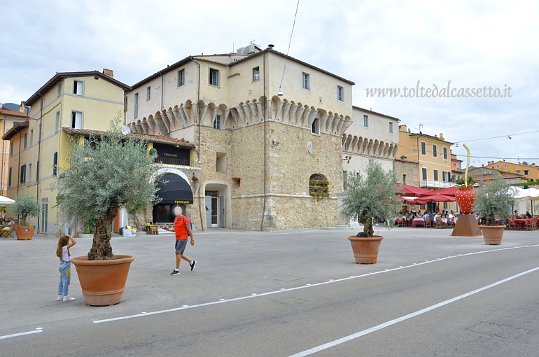 PIETRASANTA - Scorcio di Piazza Giosu Carducci e della Rocchetta Arrighina