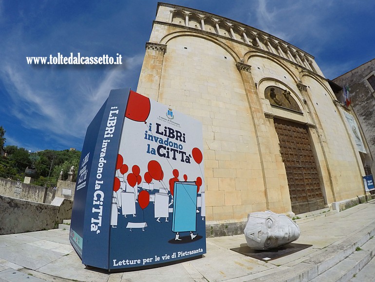PIETRASANTA - Pannello segnaletico della manifestazione "I Libri invadono la Citt"