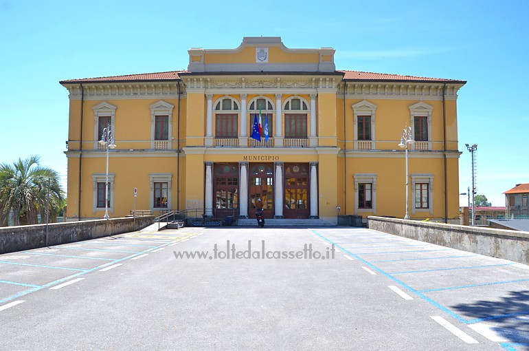 PIETRASANTA (Piazza Matteotti) - Il palazzo comunale