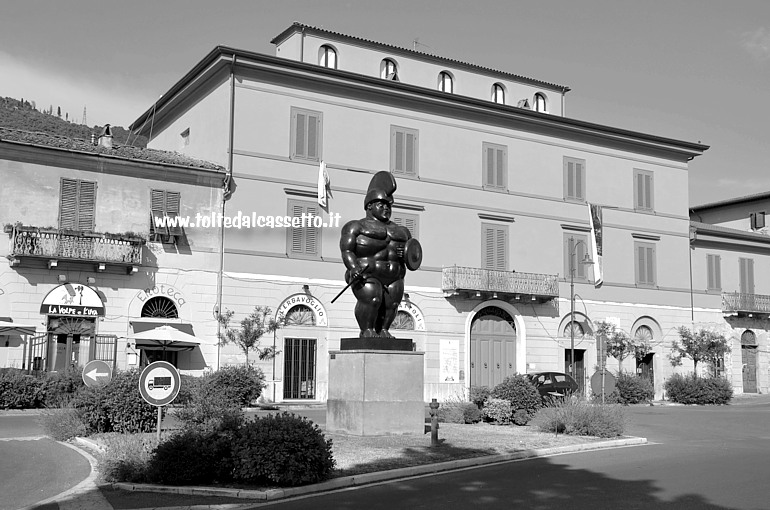 PIETRASANTA (Piazza Matteotti) - Il "Guerriero" di Fernando Botero