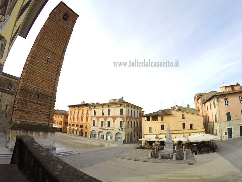 PIETRASANTA - Piazza del Duomo come si vede da Palazzo Moroni